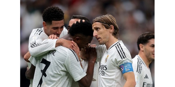 Luka Modrić overhandigde de trofee direct aan Kylian Mbappé